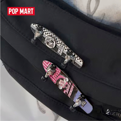 POP MART SKULLPANDA Hypepanda Serie Finger-Skateboard-Abzeichen (Limitierte Edition)