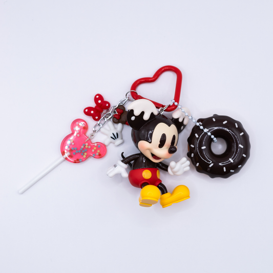 Porte-clés pendentif de sac MICKEY BEIGNET, collection « L'enfance de Mickey, une imagination sans limites » - fait main