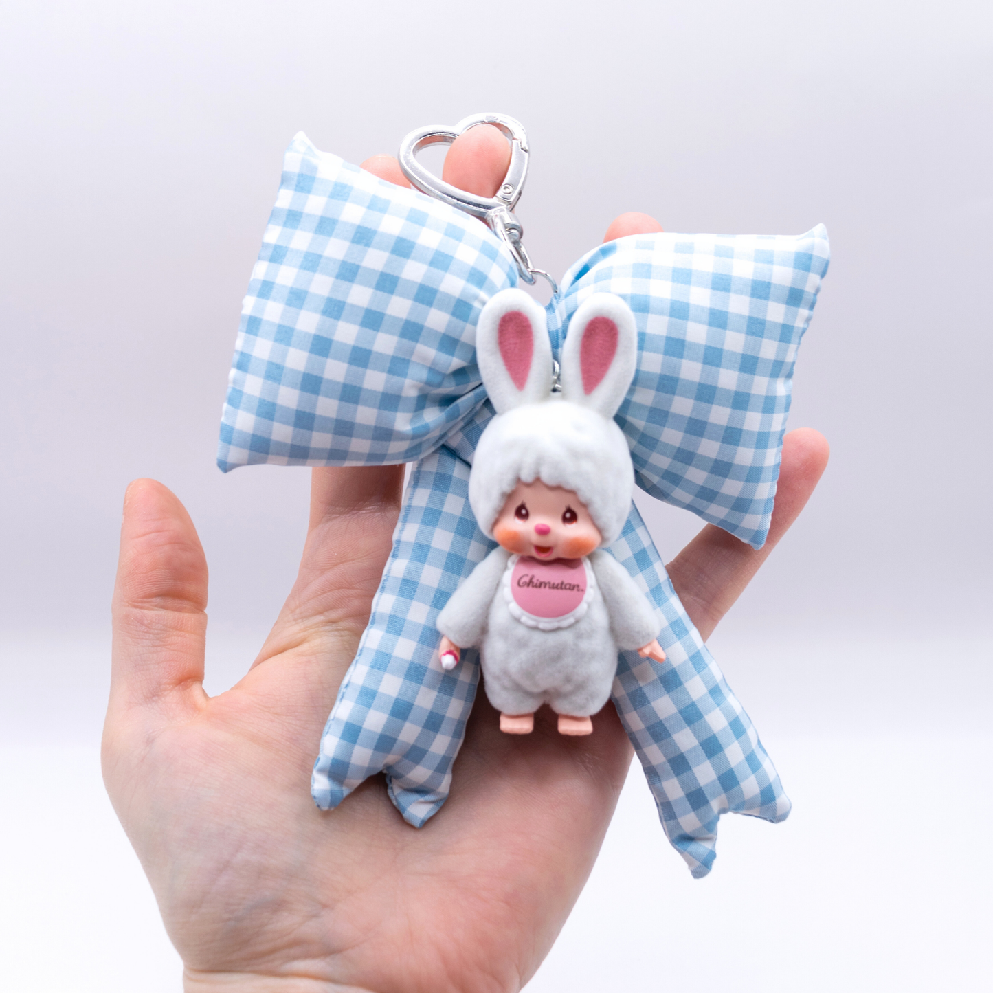 Handgefertigter MONCHHICHI-Schlüsselanhänger mit beflocktem Maskottchen (Chimutan Ver., blaue Schleife)