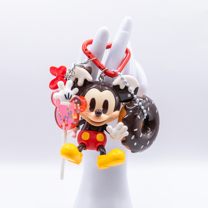 Porte-clés pendentif de sac MICKEY BEIGNET, collection « L'enfance de Mickey, une imagination sans limites » - fait main
