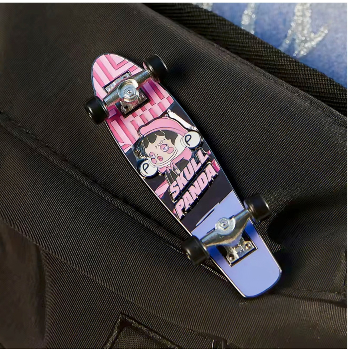 POP MART SKULLPANDA Hypepanda Serie Finger-Skateboard-Abzeichen (Limitierte Edition)