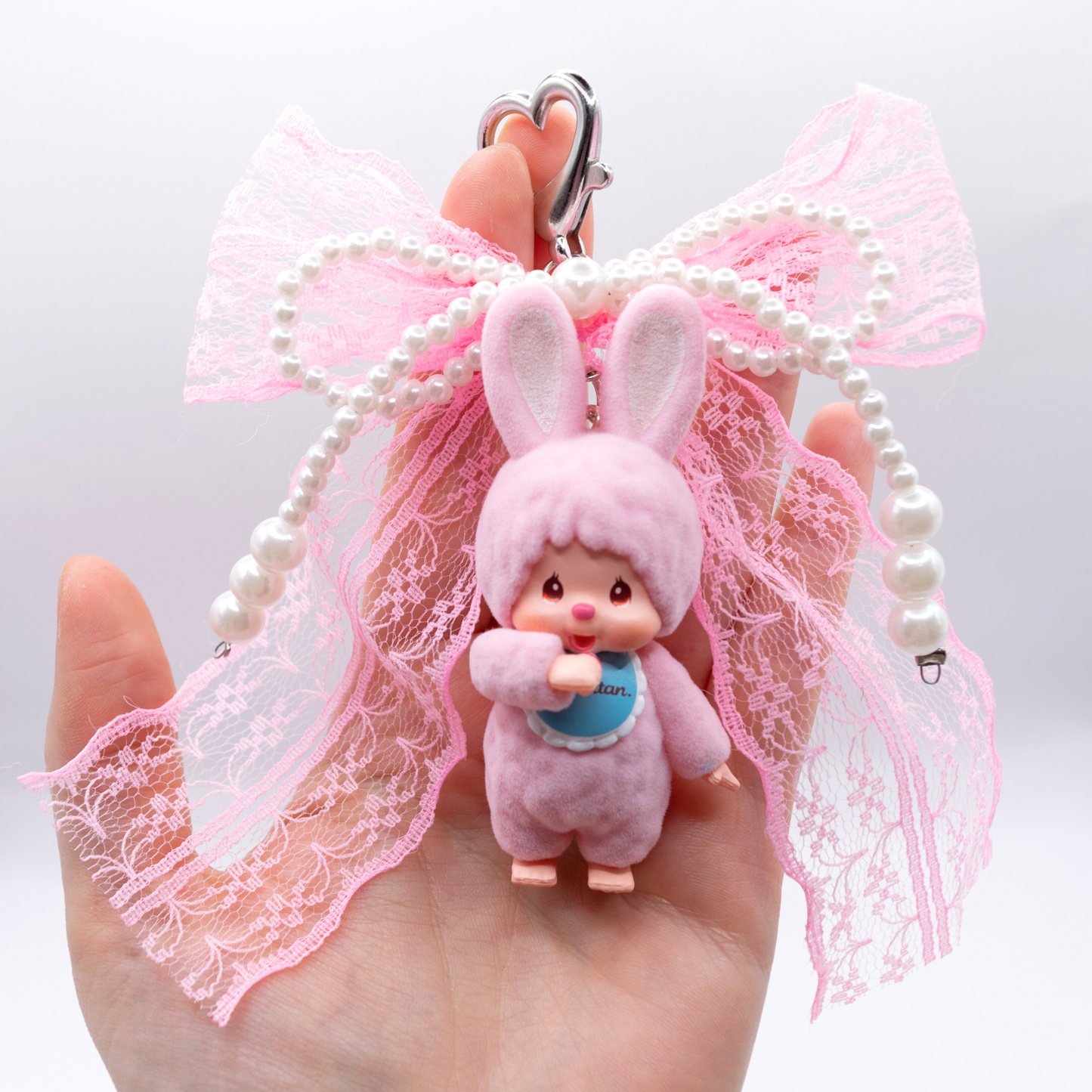Handgefertigter MONCHHICHI-Schlüsselanhänger mit beflocktem Maskottchen (Chimutan Ver.) und rosa Schleife