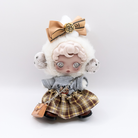 Designer-inspiriertes 5-teiliges Puppenkleidungsset für 17 cm große Puppen.